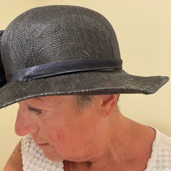 Elegant wide brim hat with satin band & large bow. Brim can be bent. - Picture 3 of 3